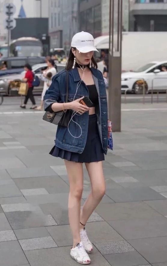 街拍:羞涩可人的小美女,身材紧致动人,甜美可爱