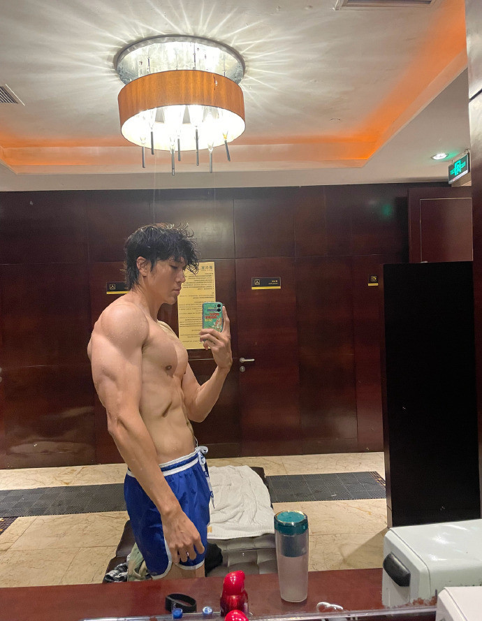 35岁肌肉大男孩, 三分练七分吃, 看他的伙食就知道为啥又高又壮了