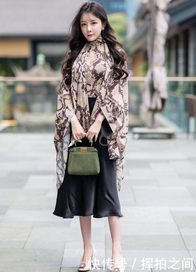 位美女|“蛇皮”连衣裙是种时尚,展现小姐姐的另类美,性感时尚又调皮