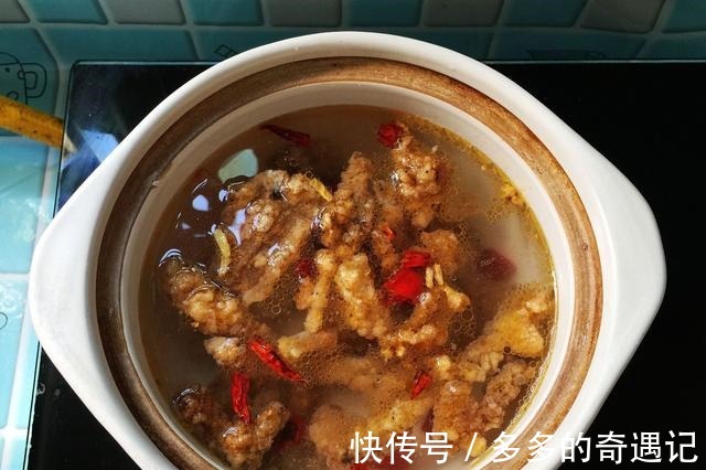 3样食材巧搭配,扔进砂锅炖一炖,汤鲜味美,一大锅连汁都不剩!