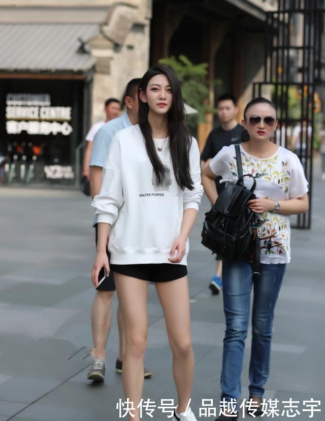 美女|街拍:兰质蕙心的美女,一件黑色上衣配打底裤,穿出时尚的魅力