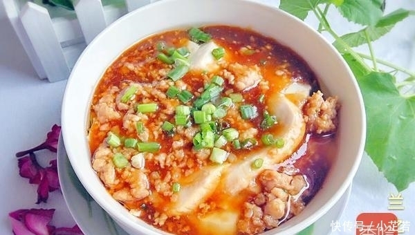 两个鸡蛋放进豆腐里蒸一蒸, 5分钟后, 不爱吃鸡蛋的孩子吃的特开心!