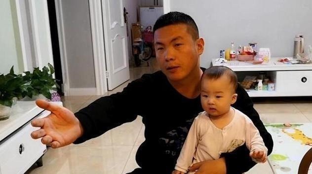 家长|宝爸抱起二胎弟弟,大女儿的一句话,宝妈听到后忍不住心酸!