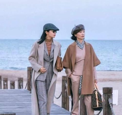 ?中年女性如何把“大衣”穿洋气？学三木妈这样穿，年轻显高级