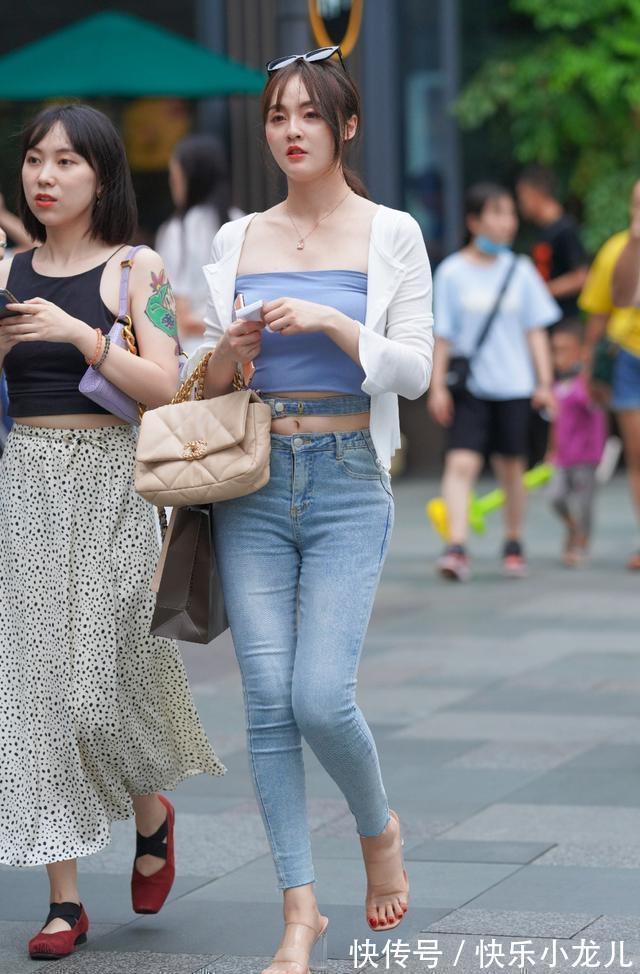 打底裤 时尚动人的打底裤装扮很有时尚感,简单的风格轻松大方,美美出街