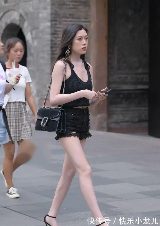 打底裤 黑色吊带搭配同色系牛仔短裤,好看又不土气,赶快穿起来