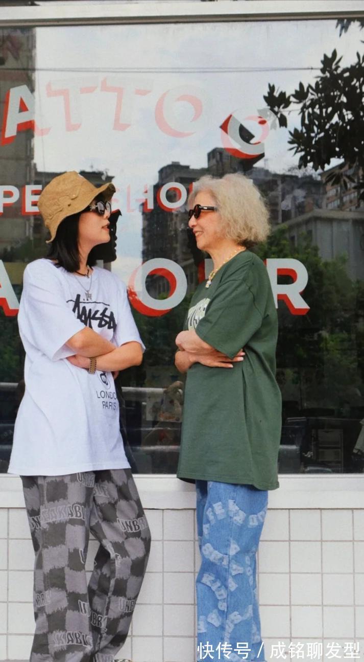 孙女|八十岁奶奶与孙女穿同款,花白头发也挡不住爱美心,时尚感不输阵