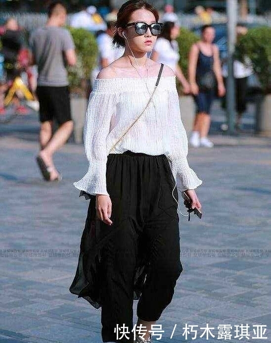 街拍：美女应该这样穿，白色短裙上身，尽显完美气质！