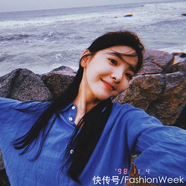 比春天更迷人的是：刘雯的蓝色衬衫