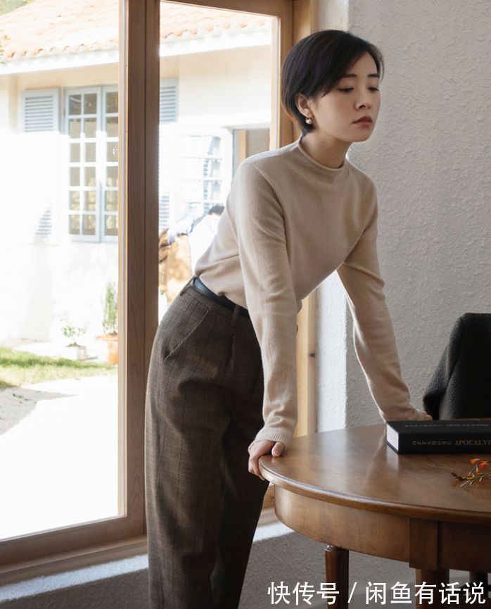 穿搭 真正优雅的中年女人,冬天都在穿“毛衣+奶茶裤”,保暖又显气质