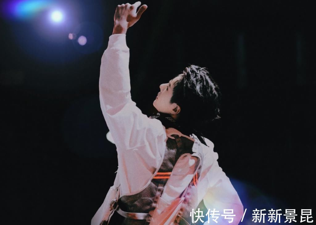 一波王炸学王一博女团舞集体翻车，因周边队长形象受损，被问“为什么是猪”