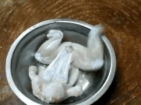 |搞笑GIF:大哥你带着两个美女跑起来,真像个三百斤的胖子