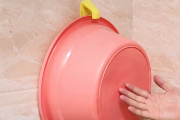 家里的塑料瓶一个也别扔，斜着切1刀放桌上，全家人都抢着用