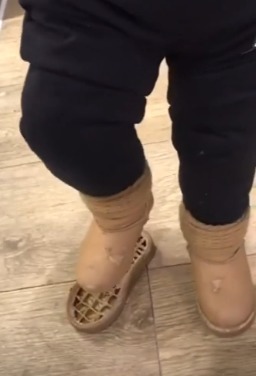 儿子走着走着突然停下不走了，当儿子抬起脚的时候，妈妈的心好痛