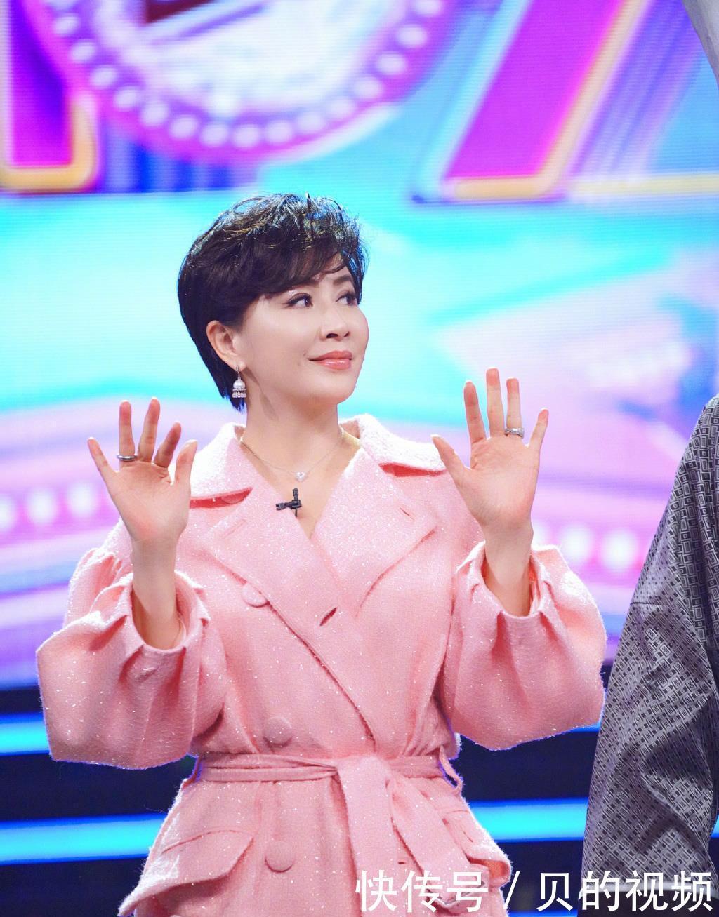 女士|50多岁的女人留什么发型美？齐肩短发清爽又时尚，披肩发也可以