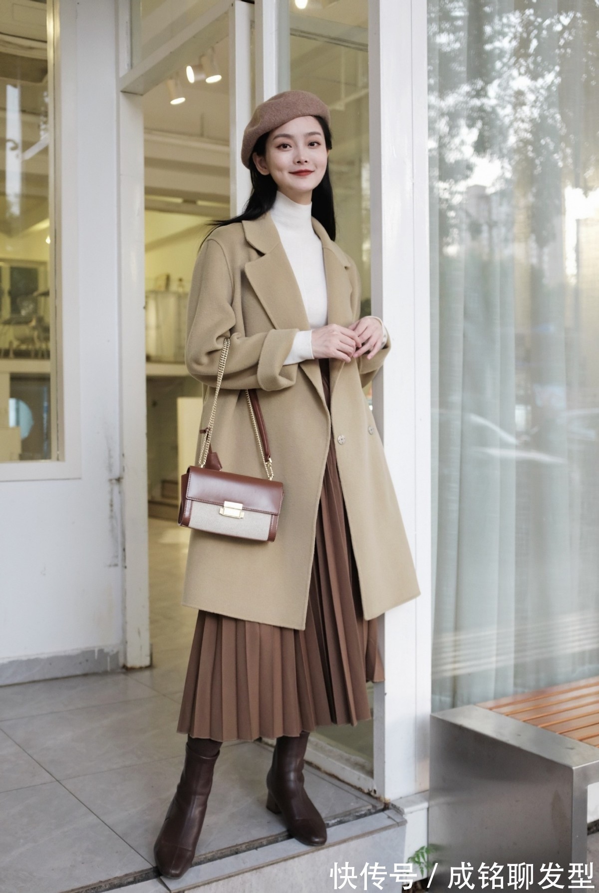 百褶裙|“大衣+百褶裙”太美了!减龄优雅提气质,适合四五十岁的女人穿