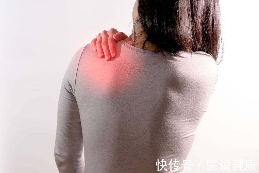 关节囊|患有肩周炎时,身体或有这4个症状表现,需细心观察,别忽视