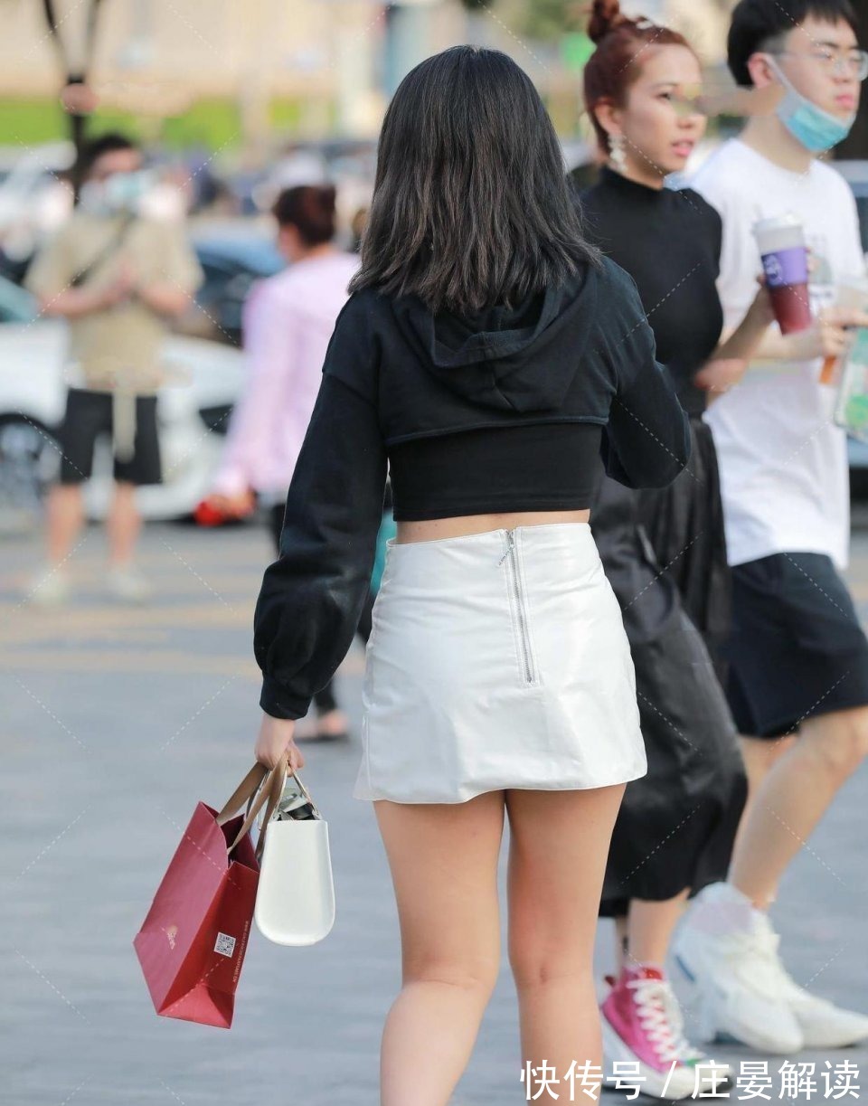 女人 果然30岁以后的女人才叫女人,太有气质了,好想过去帮她拿外套