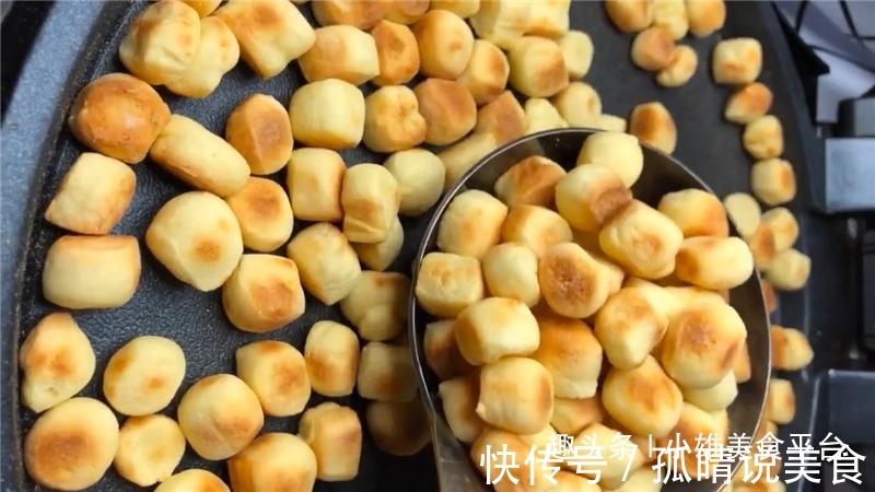 2个鸡蛋，一碗面粉，不加一滴水，做小孩爱吃的小馒头，香甜松软