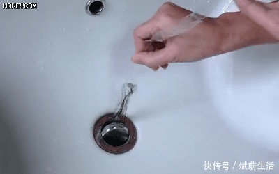 堵塞|下水道堵了,她随手丢进两块药片,不到1分钟就疏通了