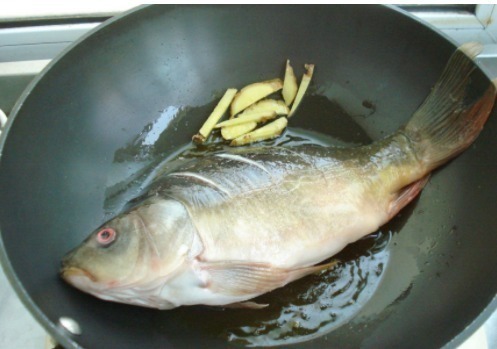 63岁大厨:红烧鱼时,别直接将鱼下锅,多加这1步,鱼肉鲜嫩味美