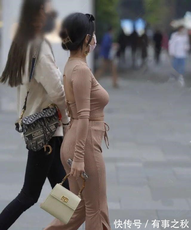高跟鞋 穿“阔腿裤”别配运动鞋,显矮又老土,这样搭化解腿粗不是梦!