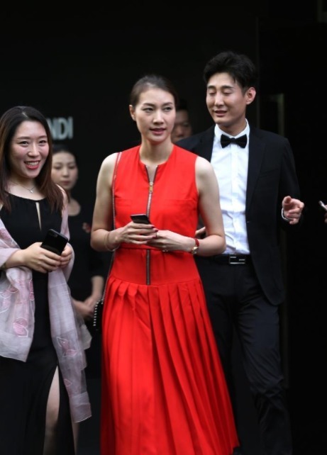 谢杏芳气场全开!穿大红色连衣裙惊艳亮相,气质一点不输超模