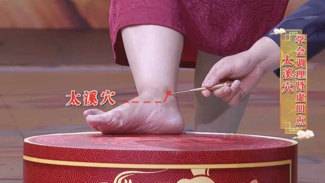 身体这处有凹陷，暗示脾虚了！一个穴位，帮你健脾和胃，补中益气~