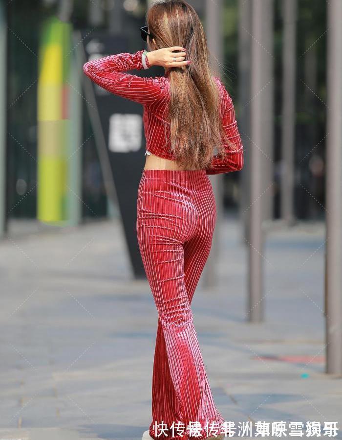 穿搭 小姐姐“大红色绒面条纹套装”,亮眼时尚的穿搭,展现完美身材