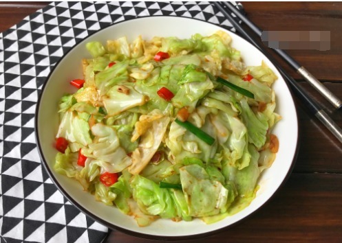 包心菜不用干锅,饭店大厨教你这样炒更好吃,一盘就能下3碗饭!