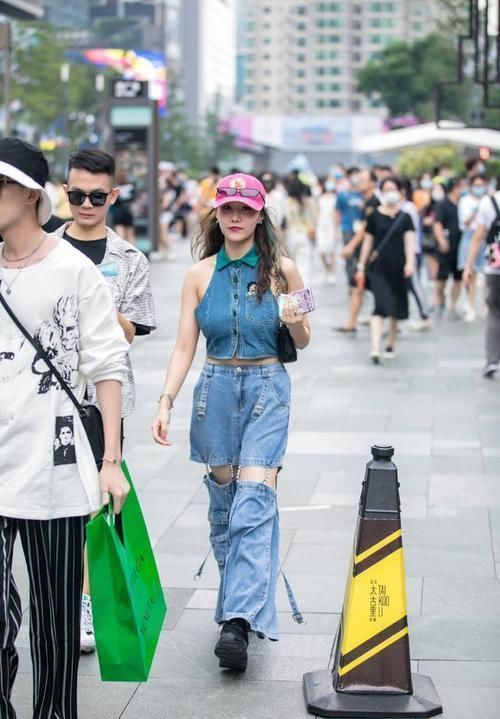 牛仔裤的魅力到底有多大?看看小姐姐们的这些搭配,率性又洒脱