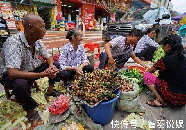 翠欲滴|为啥年轻人宁愿去超市买贵菜,也不买路边老人的菜原因好现实