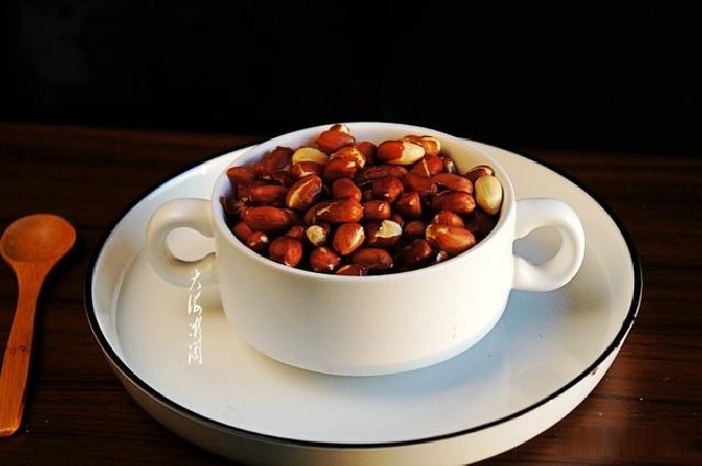 天热花生米别油炸了，10分钟搞定，嘎嘣脆，好吃又健康