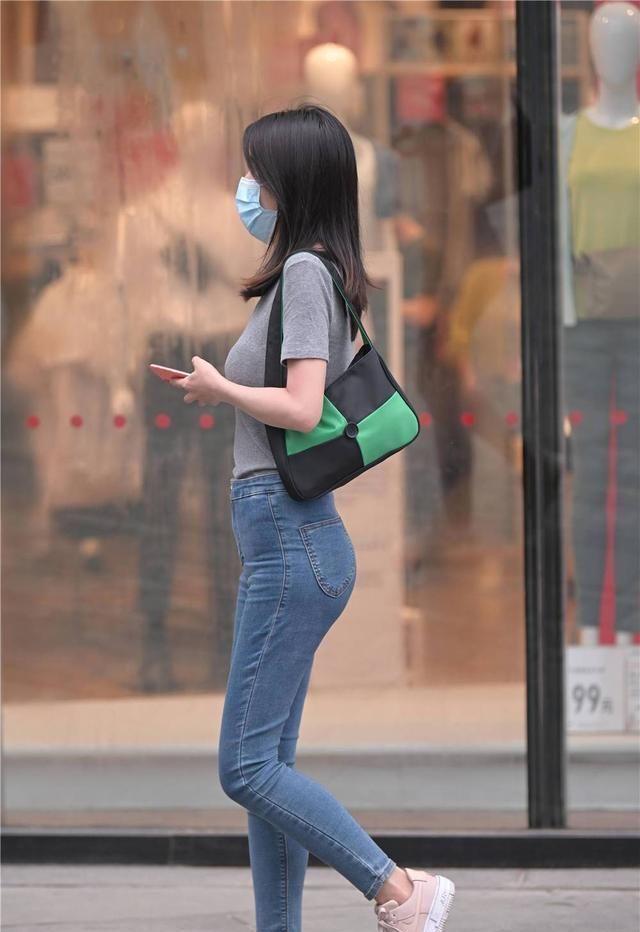 好身材|好身材的姑娘选择紧身牛仔裤,夏季也要有一下自己,穿搭要有特点