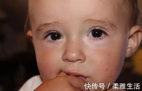 家长|趁着妈妈不在，宝宝偷偷搬起小脚丫啃了起来，宝妈看后哭笑不得