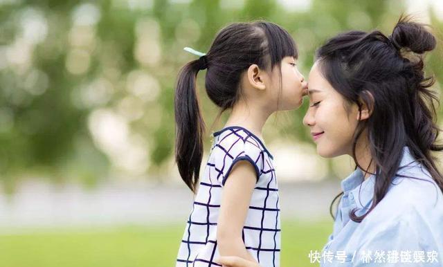 公交车上女儿突然喊脚疼，宝妈低头一看报了警，乘客称赞孩子聪明