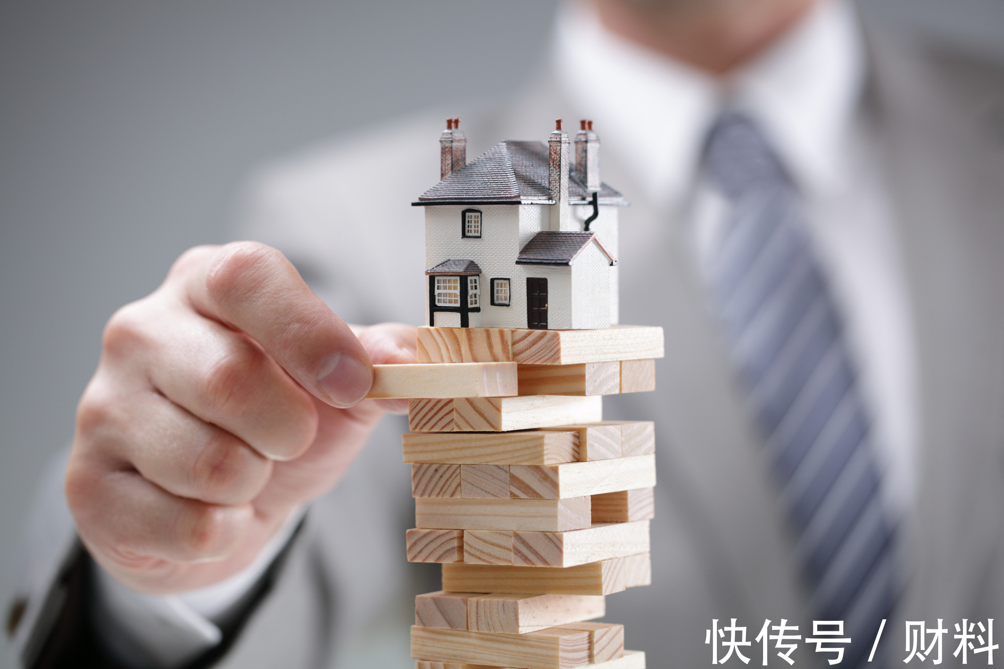 房产|房产中介会淘汰吗？国家开始整治，又一城推出“新模式”