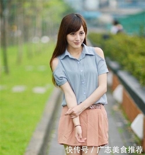 细腰|街拍灰色紧身背心搭配短裤,秀出细腰和长腿,时尚靓丽有活力