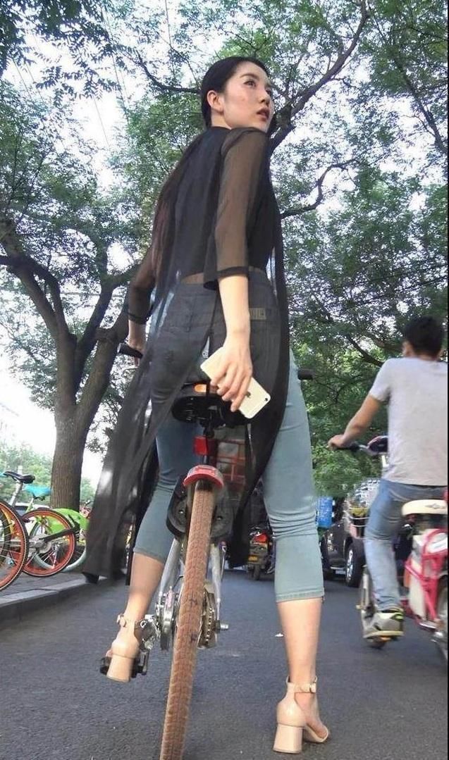 路人街拍,小背心搭配高腰蓝色牛仔裤,性感火辣