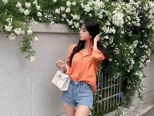 美女|年轻的紧身牛仔裤美女，穿出独特的味道，显得身材性感十足