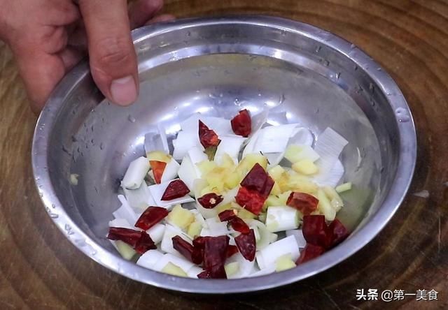 做法|厨师长分享莲藕新吃法，地道老式做法，一煎一顿，出锅比肉还香