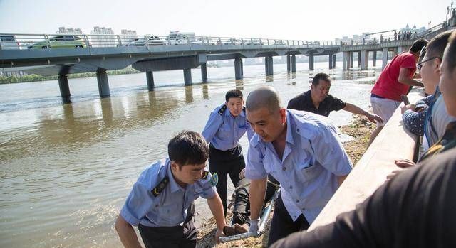 儿童|你为什么不救我的孩子在营救溺水儿童后，他受到了其他父母的询问