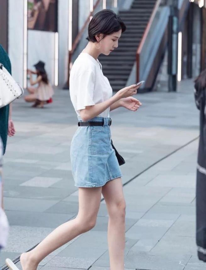 小姐姐 小美女白色T恤搭配上半身裙,既时尚又活泼,很显靓丽