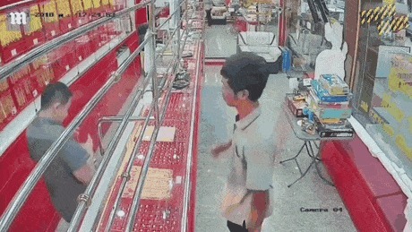 |搞笑GIF趣图:我就是试试看能不能跑出去而已