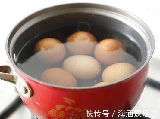 煮鸡蛋时,直接下锅煮就错了,多加这一步,鸡蛋又鲜又嫩还好剥壳