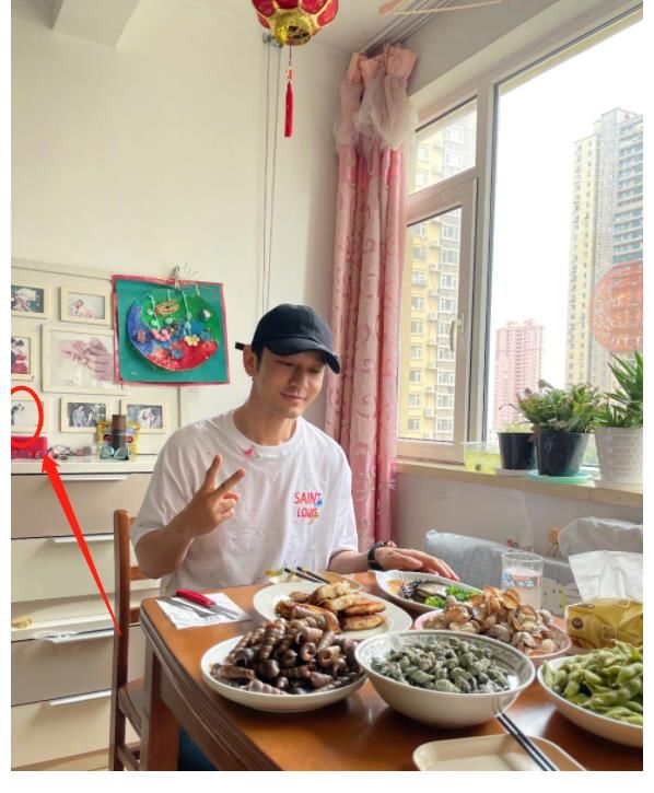 社交平台|黄晓明回家和妈妈姥姥相聚,菜肴丰盛可口,饭桌旁的结婚照太惹眼