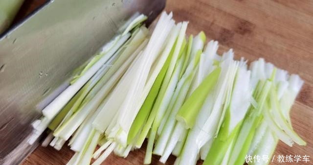 入冬后,白菜萝卜靠边站,冬天最该吃这菜,营养极高,做馅饼最香