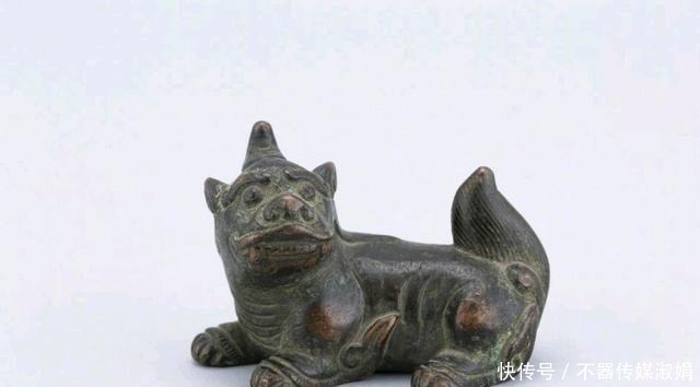 马未都有一件明代铜瑞兽镇,宽吻蒜头鼻,额头还长了个独角