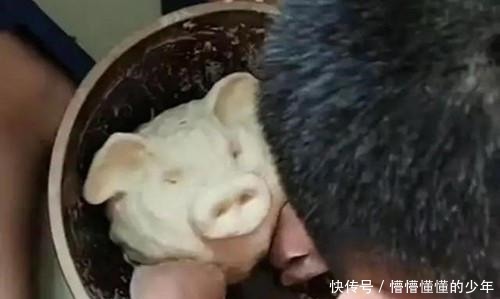 厨房|妈妈在厨房包饺子,让儿子帮忙和面,看到成果二师兄身价有点高