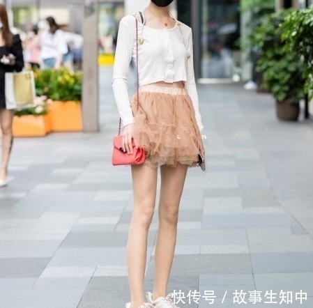 鲜黄色上衣,衣摆打蝴蝶结,搭配牛仔热裤,仿佛重回25岁